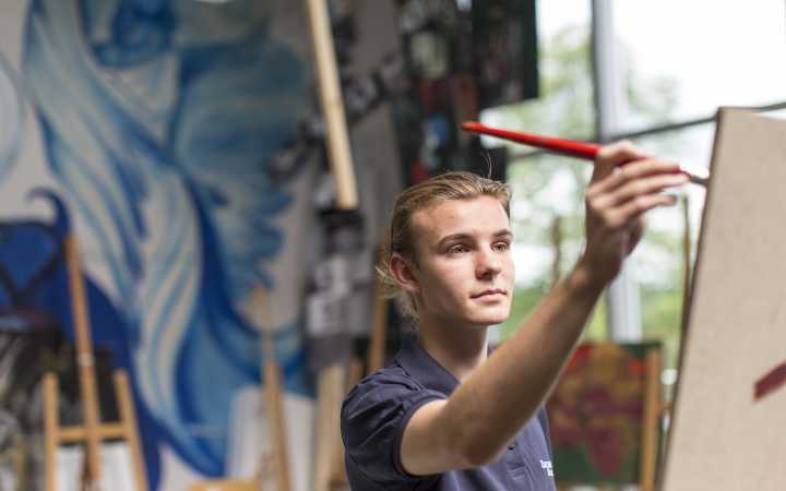 Kunstprofil - Schüler an Staffelei Kunstprofil - Schüler an Staffelei