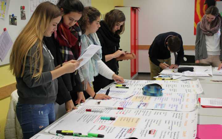 Gruppenarbeit Schülerinnen Gruppenarbeit Schülerinnen
