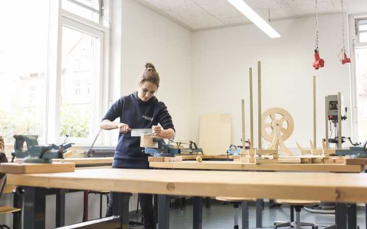 Technikprofil - Schülerin an Werkbank Technikprofil - Schülerin an Werkbank