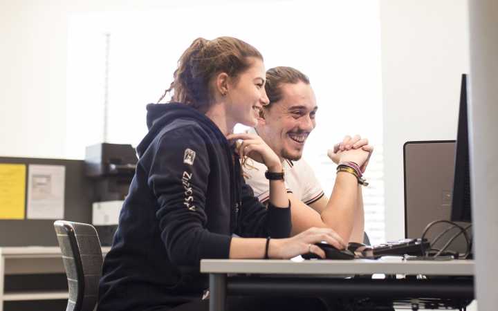 Schülerin und Schüler vor Computer Schülerin und Schüler vor Computer