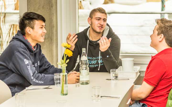 Support in small groups with fixed contact person and confidant